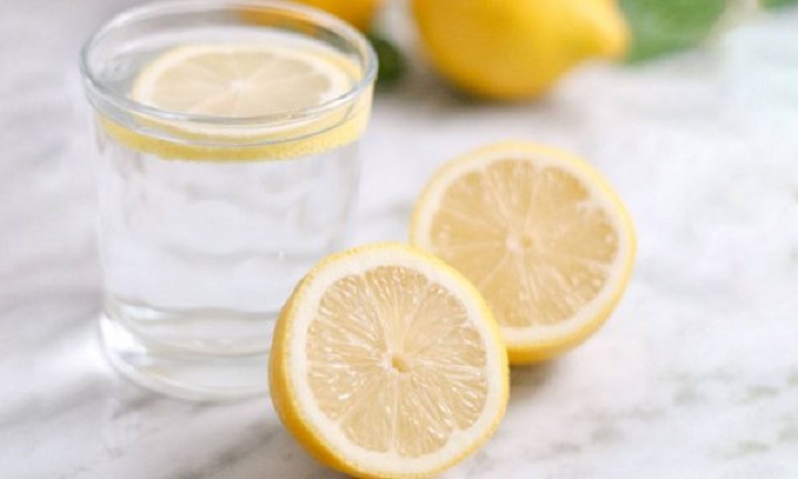 Arsyeja se pse duhet ta nisni ditën me një gotë ujë të ngrohtë me limon